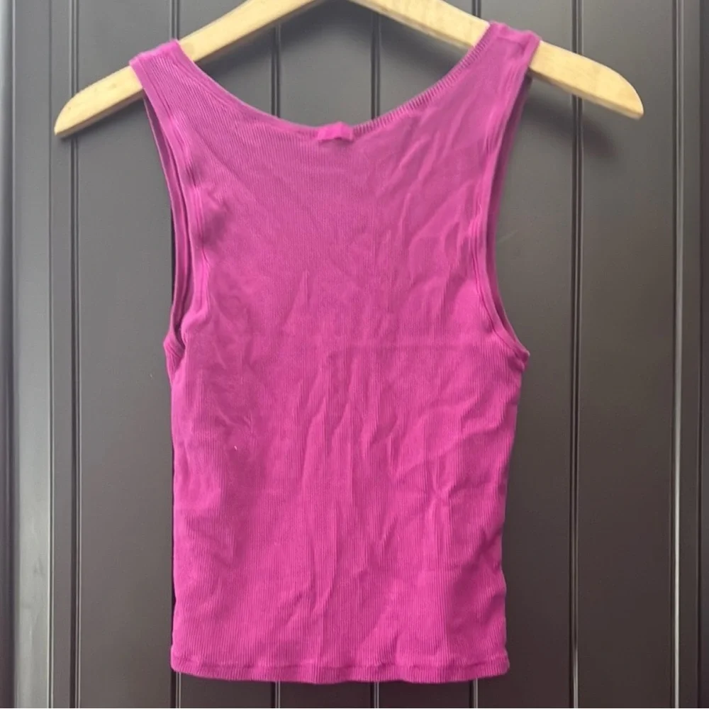 SKIMS Vibrant Pink Fitted Ribbed Crop Tank Top - Picture 2 of 4